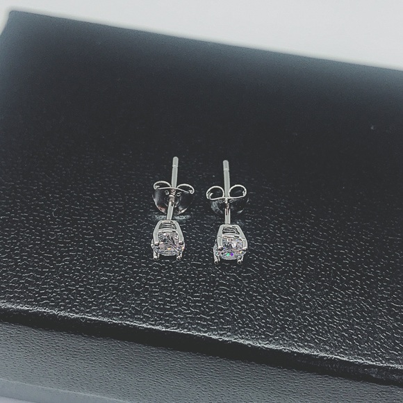 Sterling Silver 925. Simulate Diamond Stud Earring. - Picture 4 of 15